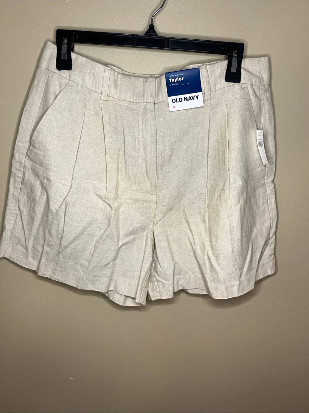 Old Navy Taylor Pleated Linen-Blend Shorts in Cream